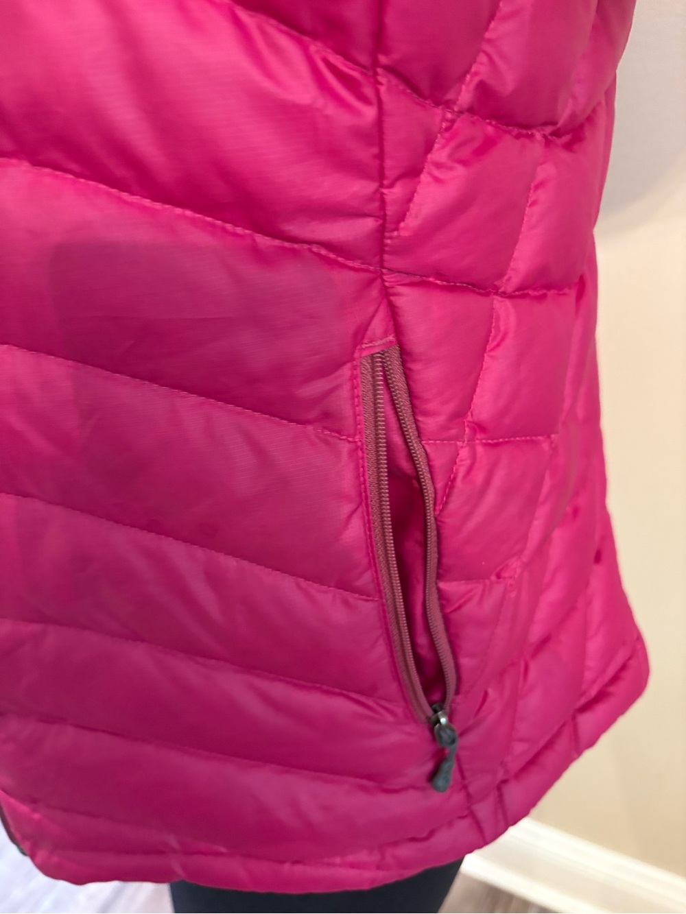 Patagonia Women's Fuchsia Quilted Down Puffer Jacket - Picture 4 of 11